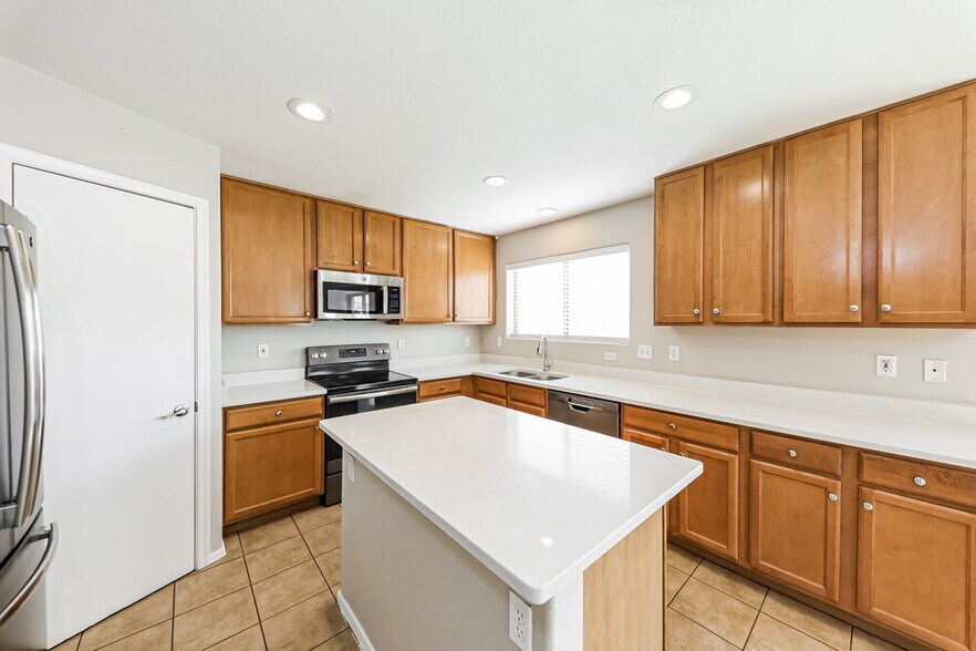 Building Photo - 973 E Doris St