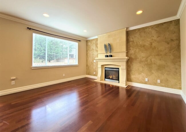 Building Photo - Luxurious 4 Bed/2.5 Bath Lynnwood Home - Available Now!
