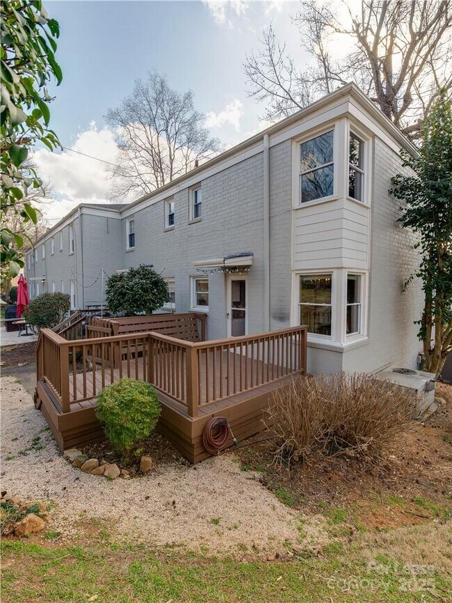 Building Photo - 220 Wakefield Dr