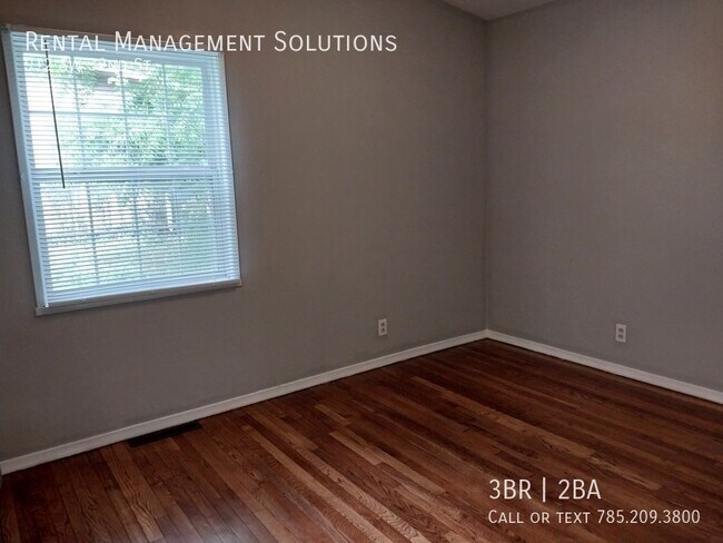 Building Photo - *BONUS LIVING ROOM* 912 SW 32nd St- 3 BED/...