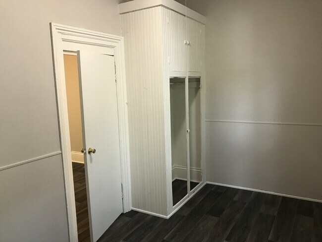 Building Photo - Updated, spacious 2 bedroom, 1 bathroom fi...