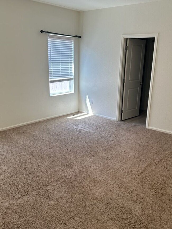 Building Photo - New 3 bedroom, 2 bath ranch style home in ...