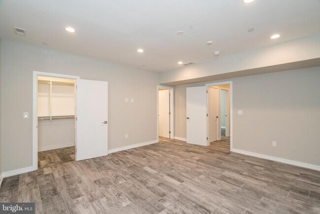 Building Photo - 1701 Bainbridge St