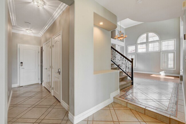 Building Photo - COMING SOON!! $1000 off 1st months Rent Guard-Gated Golf Course Living on the 14th Green!