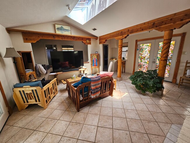 Building Photo - Unique location, breathtaking views, wonde...