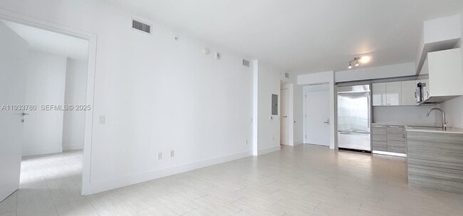 Building Photo - 1300 Brickell Bay Dr