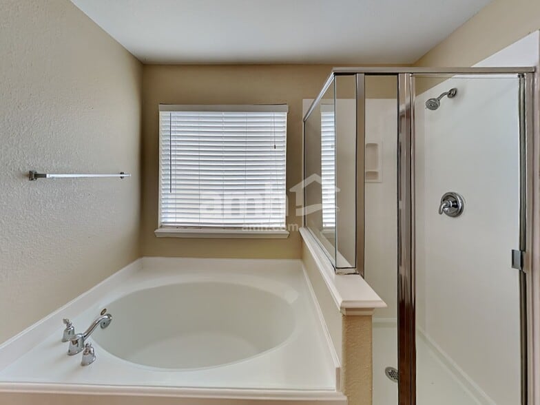 Building Photo - 226 Golden Oak Dr