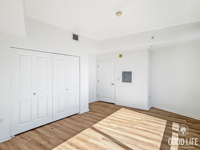 Building Photo - Charming 1BD/1BA Condo in East Village with Petco Park Views, A/C, W/D, Balcony, Community Gym & ...