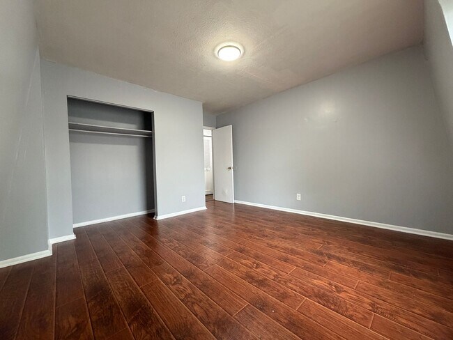 Building Photo - Spacious 1–3 Bedroom Apartments in South Louisville | Cedar Chase