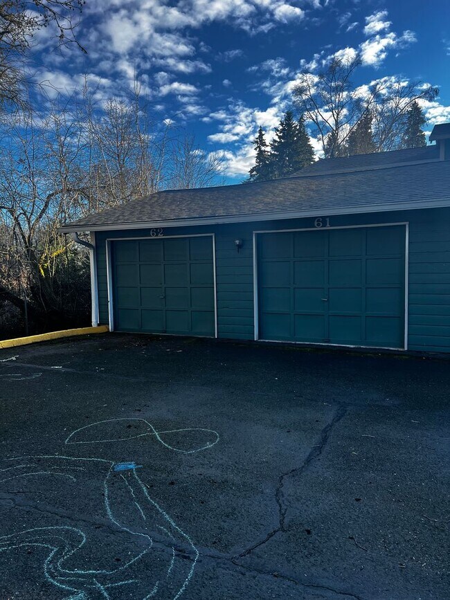 Building Photo - $500 off 1st Rent - Spacious 3 bedroom, 1.5 bathroom Townhouse, Lush Greenspace