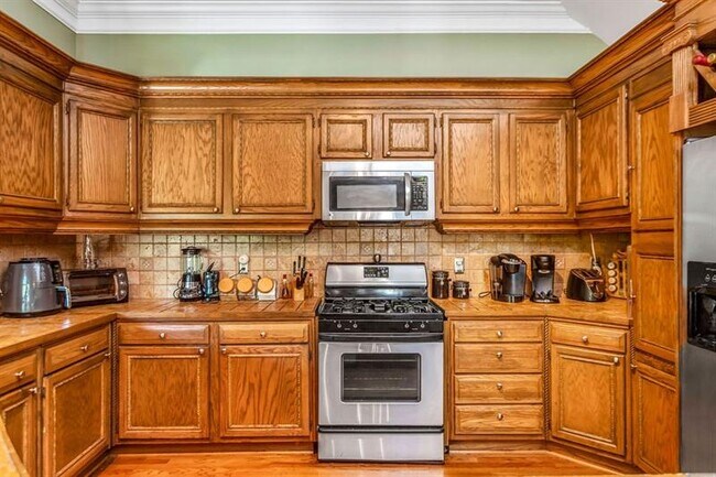 Building Photo - 65 Claire Dr SE