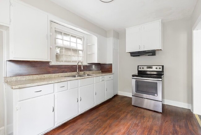 Building Photo - Beautifully Renovated 4 Bedroom 2 Bath Hom...