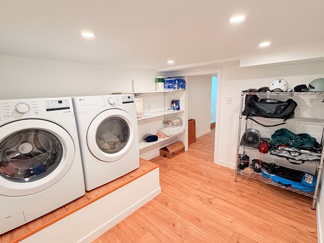 Building Photo - Charming 2 Bed 1 Bath Duplex in West Highlands