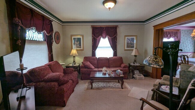 Building Photo - Welcome to this fully furnished 3-bedroom, 1.5-bath home in Massillon