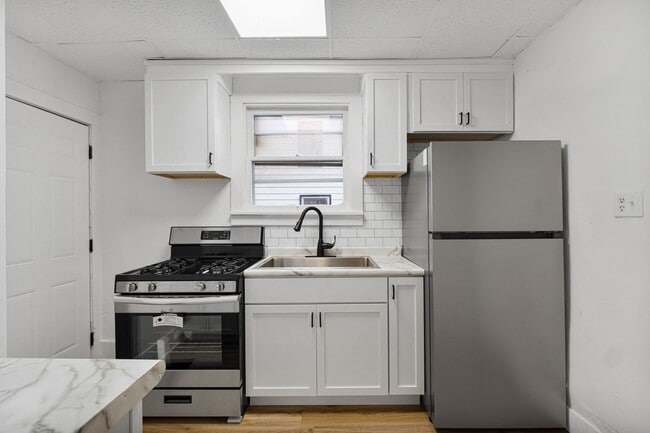 Building Photo - NEW UPDATED 2 BEDROOM HOME!