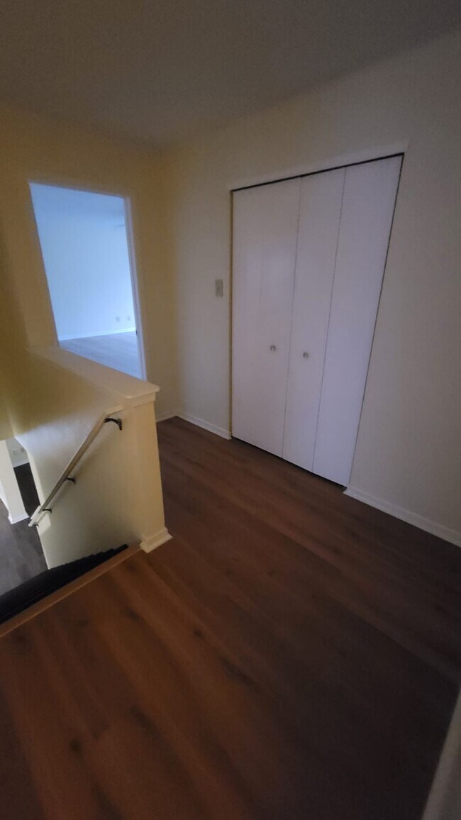Upstairs hallway and large linen closet - 10367 Waverly Dr