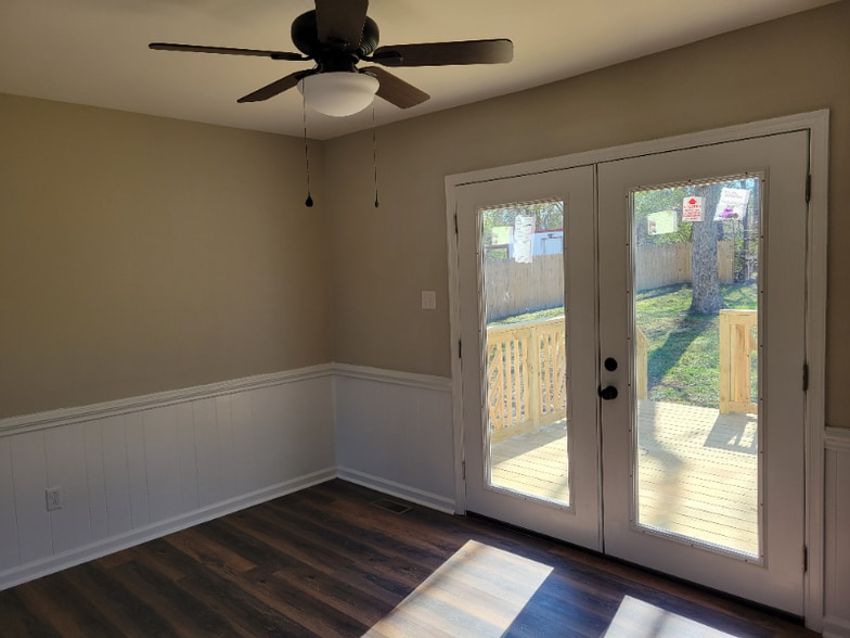 Building Photo - 3904 Robert E Lee Dr