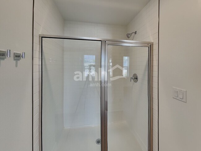 Building Photo - 4816 85th Dr NE