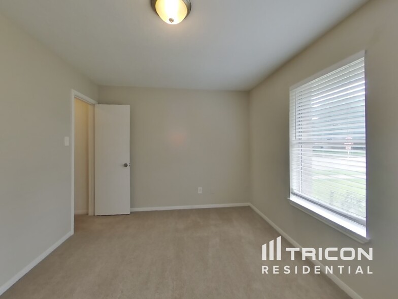 Building Photo - 3551 Windmoor Dr