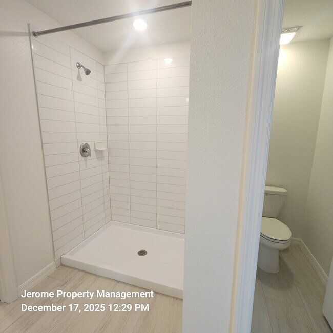 Building Photo - 2546 Leonia Ln