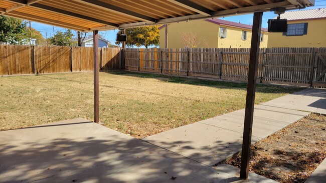 Building Photo - Leasing now! Cozy and comfortable 3/2/2 Brick Home Available for August