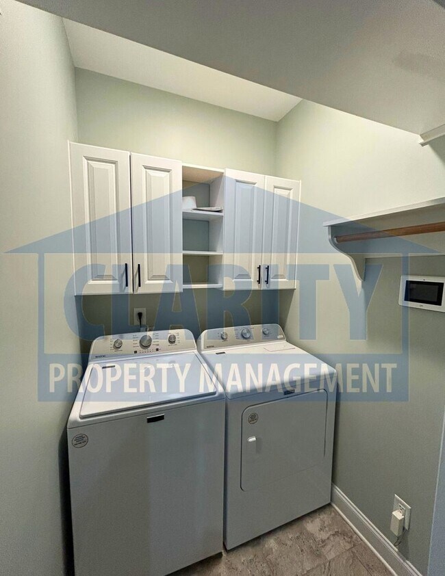 Building Photo - Single-level two bedroom townhome!