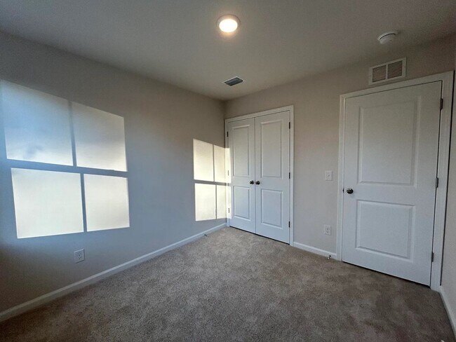 Building Photo - 3 Bedroom 2.5 Bathroom Townhouse in Windward Village - Summerville