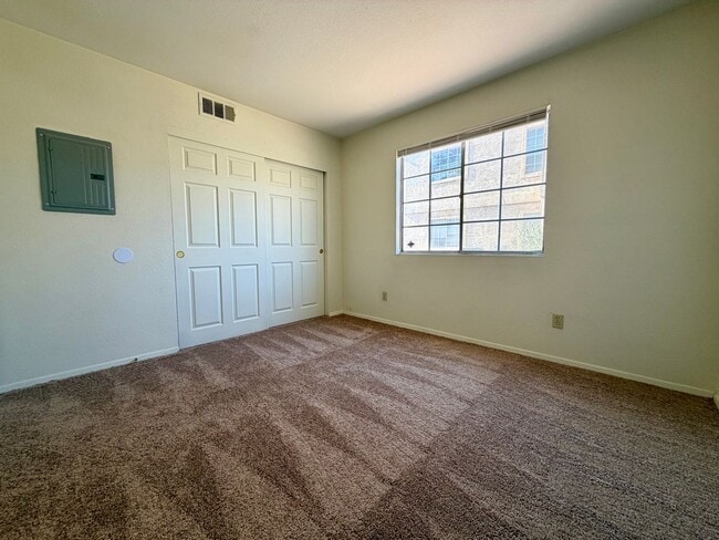 Building Photo - 2 bedroom condo in gated community