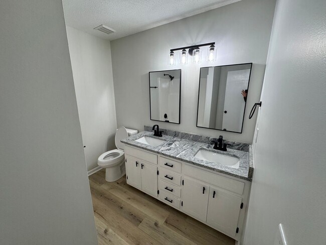 Building Photo - Modern 3bed/2bath in GREAT neighborhood!