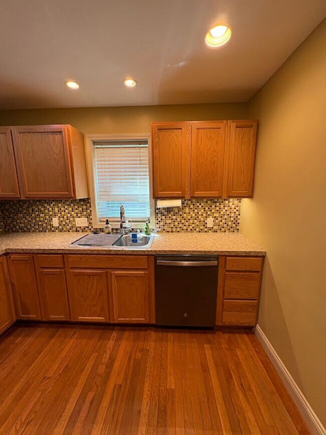 Building Photo - 3 Bedroom 1 Bathroom Home Ready to Rent!