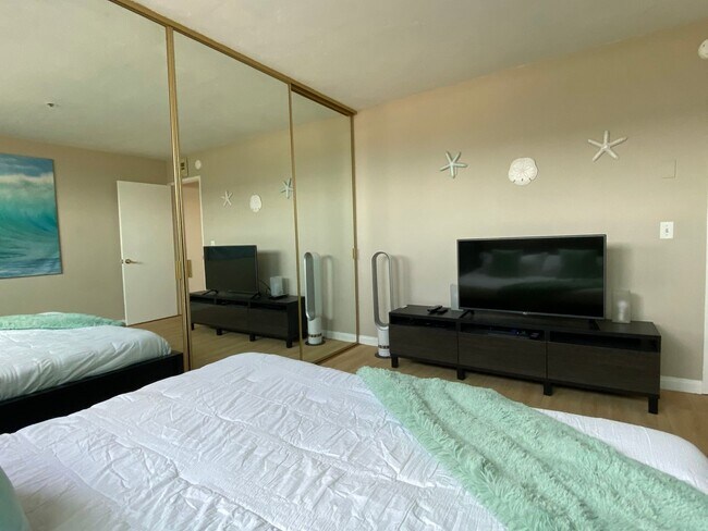 Building Photo - Enjoy coastal living at its finest! Spacio...