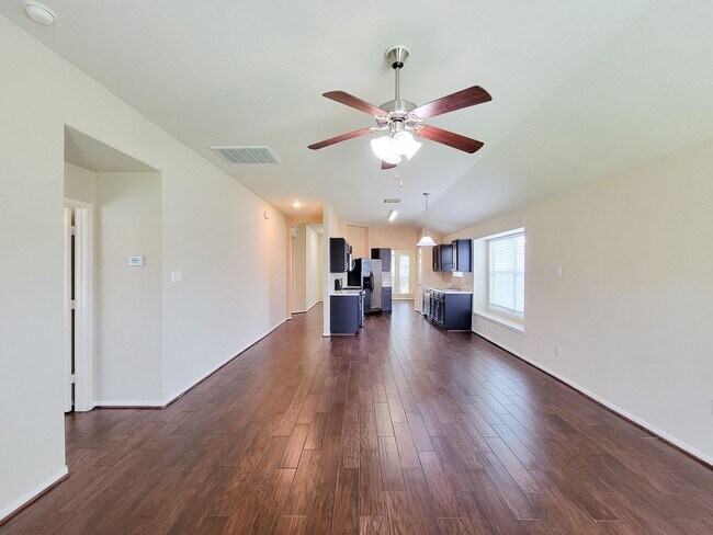 Building Photo - BEAUTIFUL 3 BEDROOM 2 BATH WITH WOOD TILE THROUGHOUT THE HOUSE!