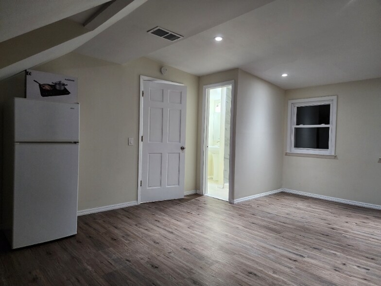 Building Photo - 311 E 6th Ave