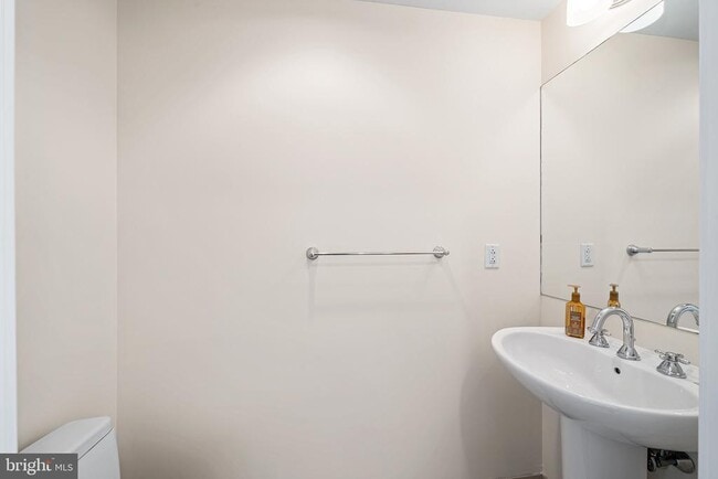 Building Photo - 22 S Front St