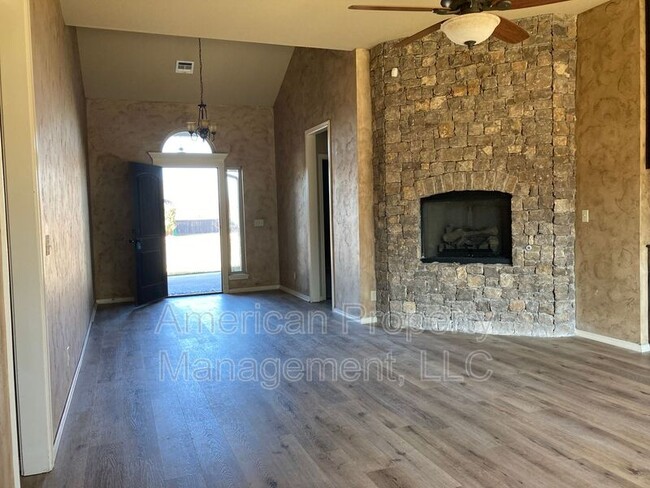 Building Photo - 15609 S Broadway St