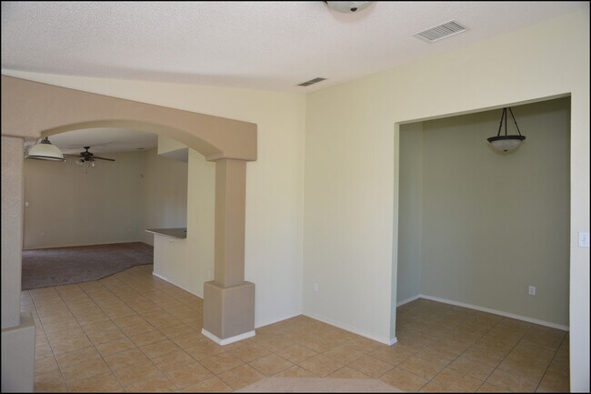 Building Photo - 10045 Paloma Dr