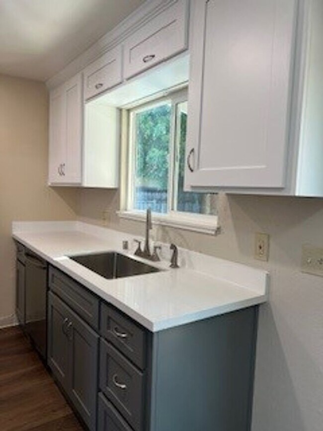 Building Photo - Beamer Duplex