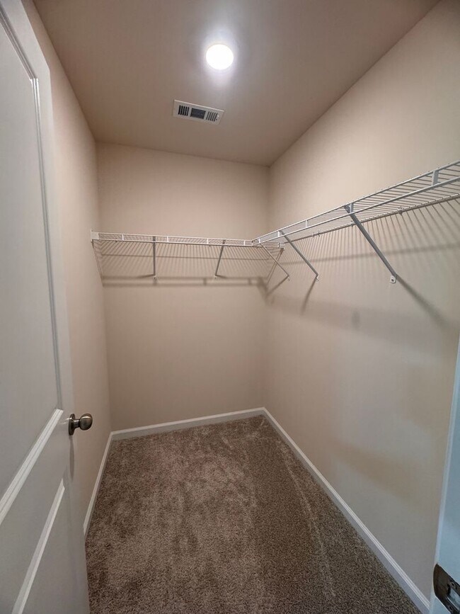 Building Photo - 3BR 2.5BA Townhome
