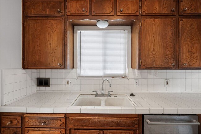 Building Photo - 4115 N Briarwood Ave