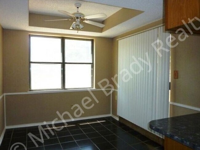 Building Photo - One Bedroom Condo!