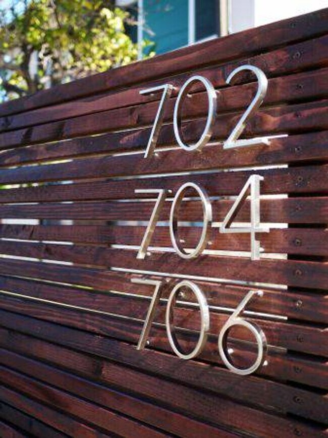 Building Photo - This upstairs 2 bed / 1 bath apartment in Echo Park is now available - With parking and in-unit l...