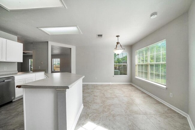 Building Photo - 1701 Balsam Way