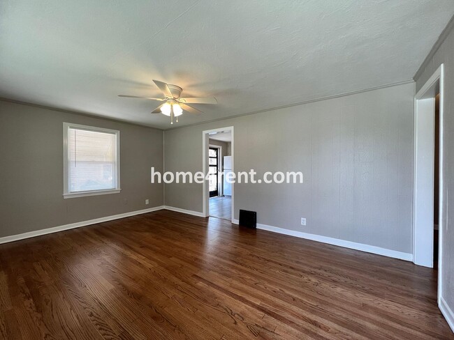 Building Photo - Cozy Ranch Style Home in KCMO w/ Wood Floors and a Fenced in Yard!