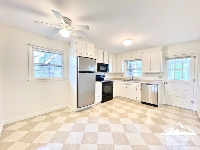 Building Photo - CHARMING 2/1.5 NEAR DOWNTOWN - WALKING DISTANCE TO PARDEE