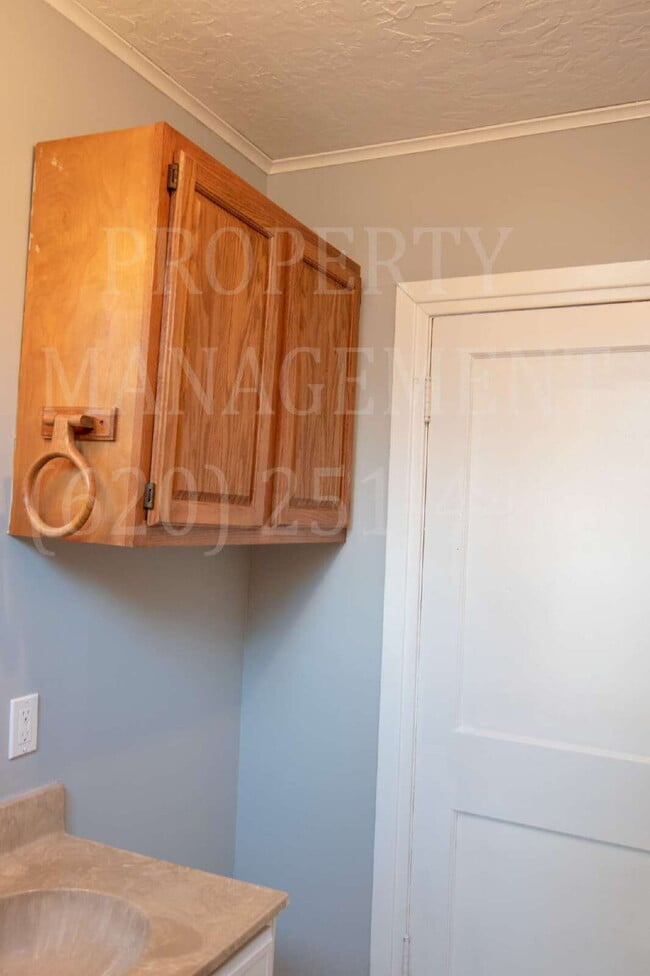 Building Photo - Charming 2-Bedroom Home