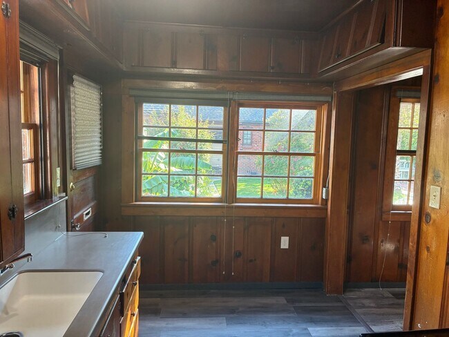 Building Photo - Charming Midtown Cottage - 1 bedroom/1 bath