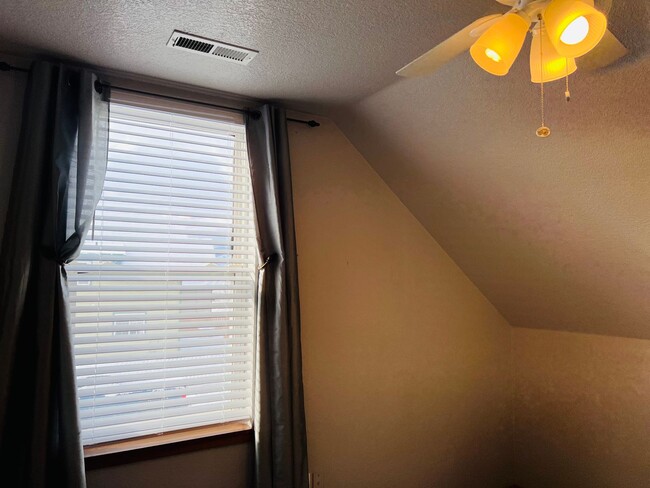 Building Photo - 3 Bed - 2 Bath - Fenced Yard
