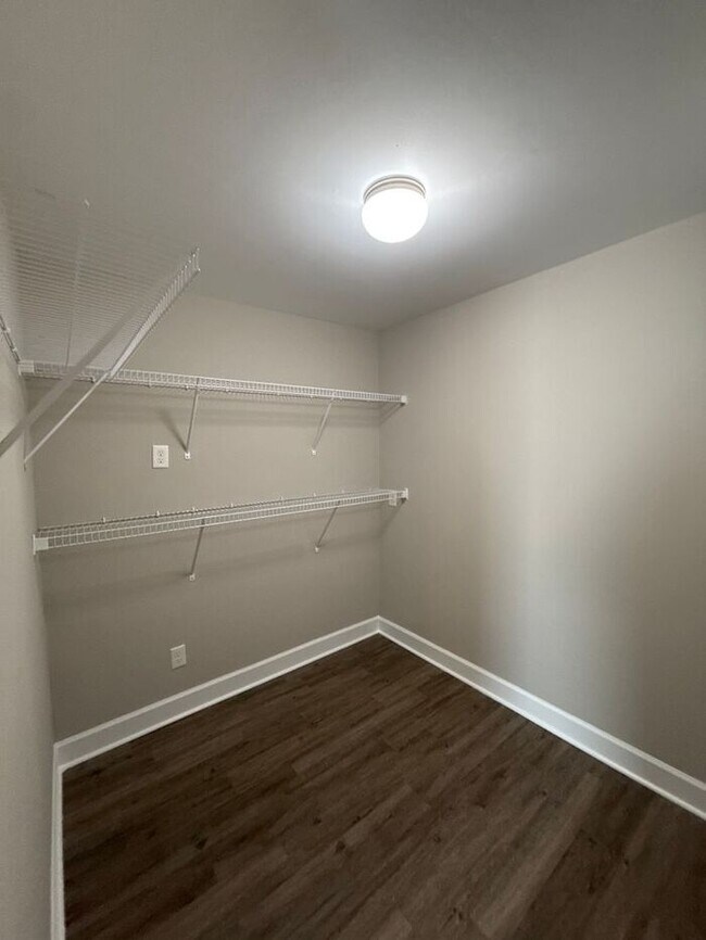 Building Photo - Condo in Wesley Heights!