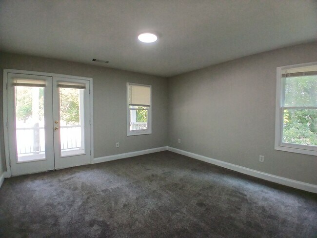 Building Photo - Amazing 3 Bedroom 2.5 Bath! Intown Living at a Price Below Market Off Street Parking