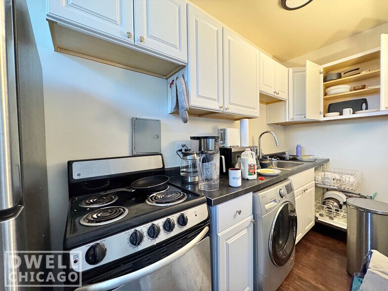 Primary Photo - 3346 N Marshfield Ave
